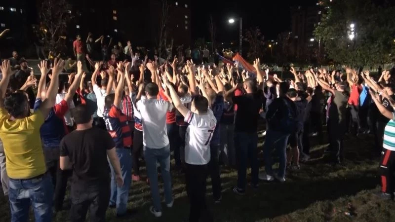 Şampiyonluk sevinci sosyal mesafeyi unutturdu
