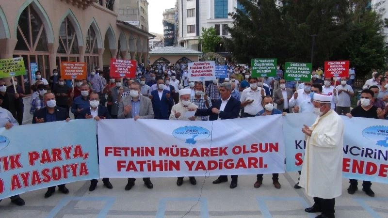 Van SDİ, Ayasofya sevincini tatlı ikramıyla paylaştı
