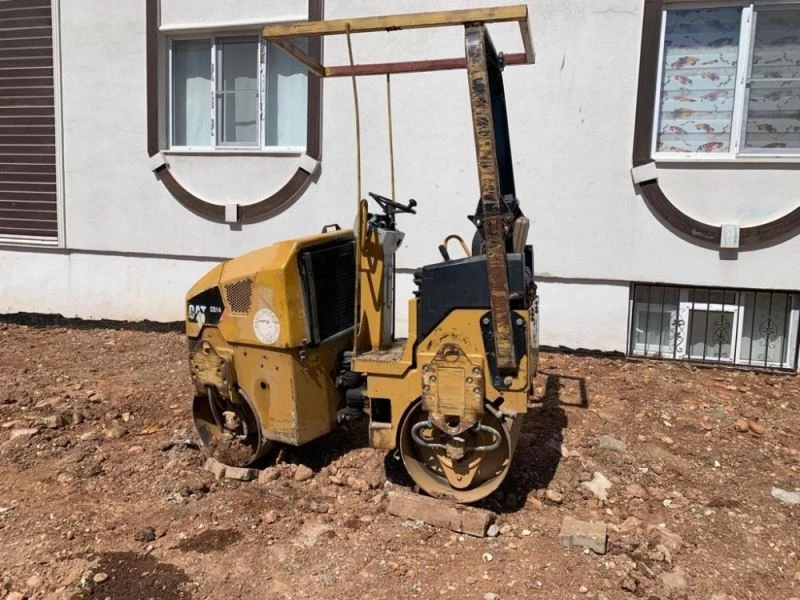 Sürücü devrilen silindirin altında kaldı
