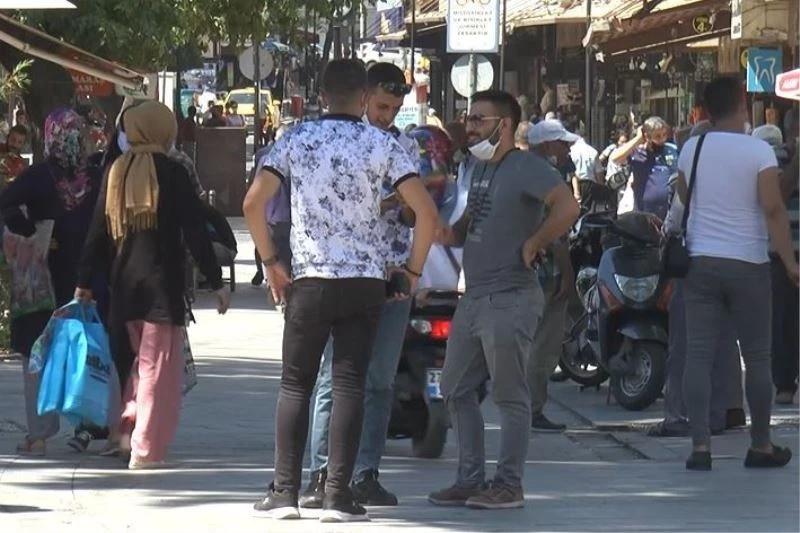 Yoğun bakım hasta sayısı artıyor, çarşıdaki yoğunluk azalmıyor

