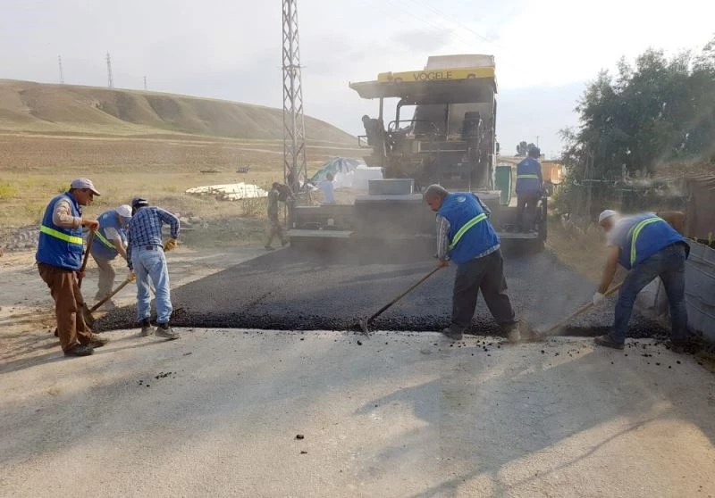 Van Büyükşehir Belediyesi briketçiler sitesinin yolunu asfaltladı
