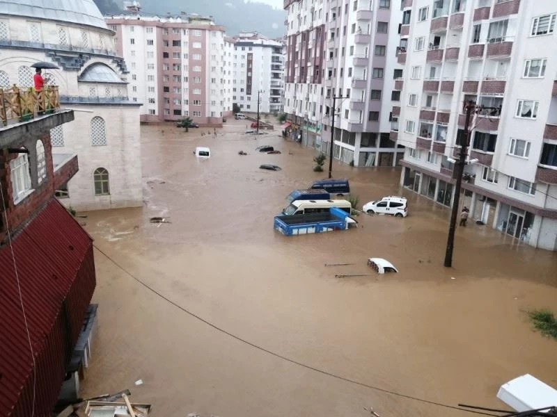 Şairler Deresi yolu trafiğe kapattı
