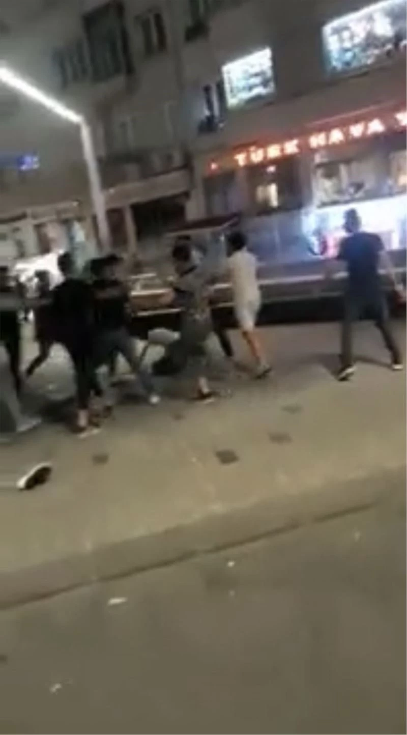 (Özel) Taksim’de “Dövüş Kulübü” filmini aratmayan meydan kavgası kamerada
