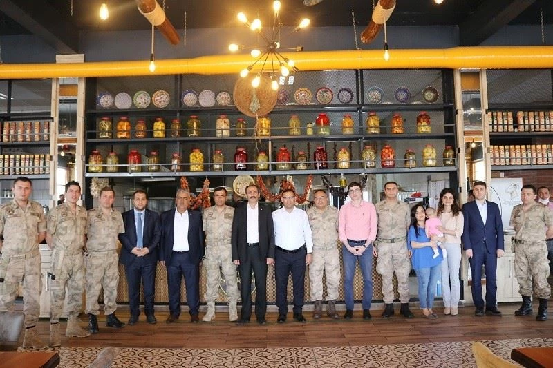 Gürpınar’da tayini çıkanlara veda yemeği
