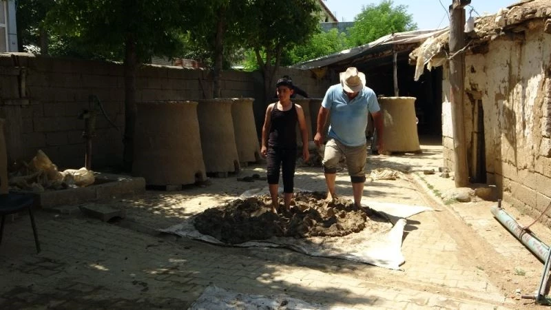 Ekmeklerini taştan ve çamurdan çıkarıyorlar
