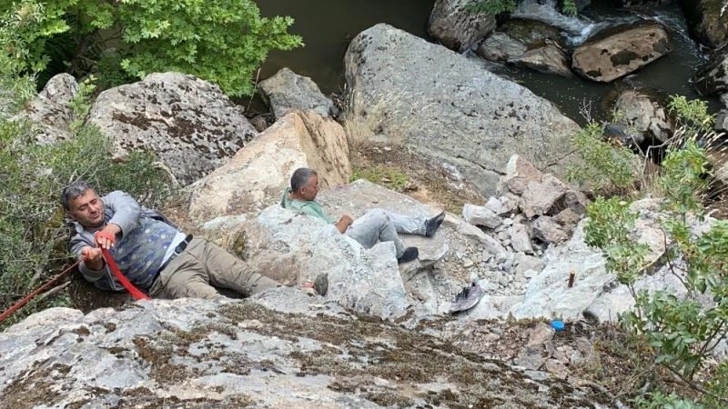 Dinamitlerle birlikte şelaleden düşen defineciler kurtarıldı
