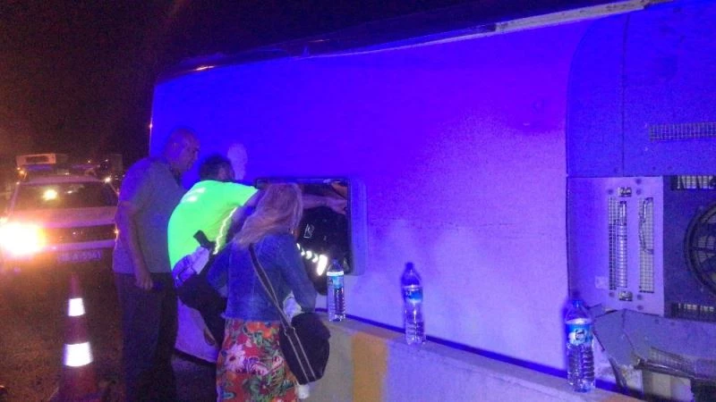 Bursa’da yolcu otobüsü devrildi... İlk belirlemelere göre bir kişi öldü çok sayıda yaralı var
