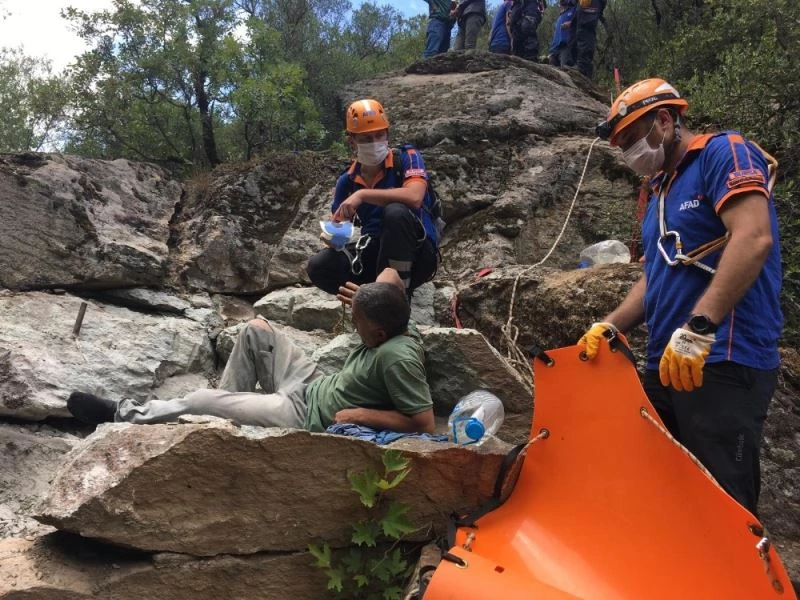 Şelalede nefes kesen kurtarma havadan böyle görüntülendi
