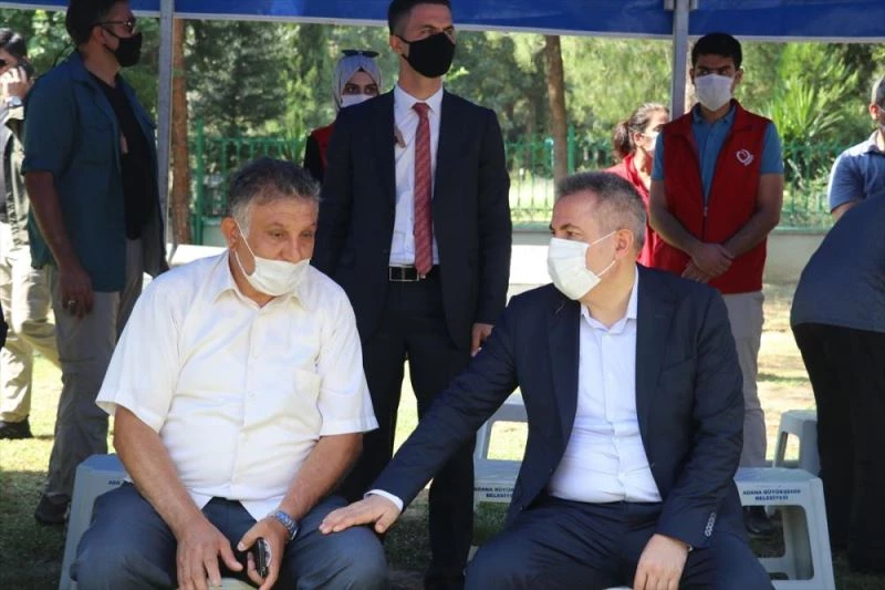 Adana Valisi Elban 15 Temmuz şehitlerinin kabirlerini ziyaret etti