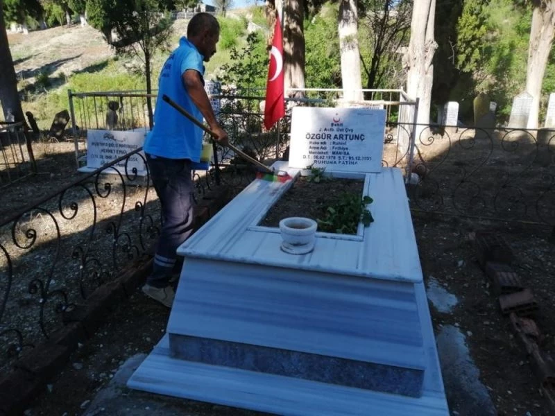 15 Temmuz öncesi şehitliklerde hassas çalışma
