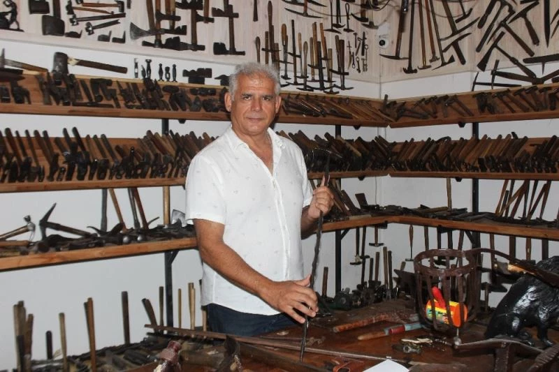 (Özel) Türkiye’nin ilk çekiç koleksiyonunu kurdu
