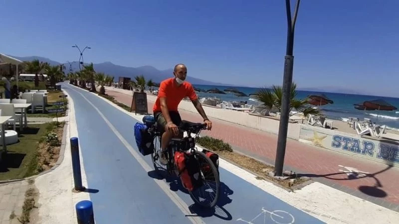 İspanyol gezgin, nesli tehlike altında olan hayvanlar için 8 yıldır pedal basıyor
