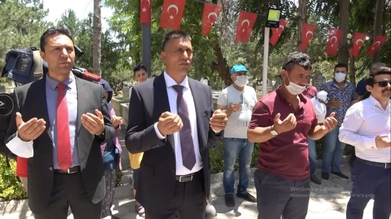 Halisdemir’in kardeşi, mezar başında ağabeyine dua etti
