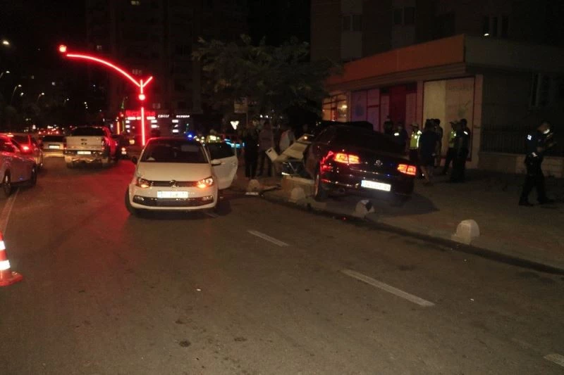 Otomobil kırmızı ışıkta duramadı: 2 kişi yaralandı
