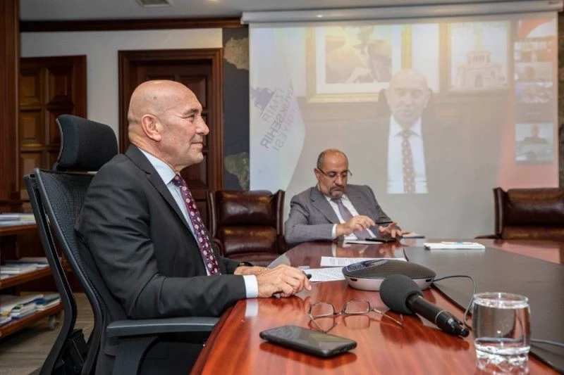 Başkan Soyer Fikir Önderleri Forumu’nda projelerini anlattı
