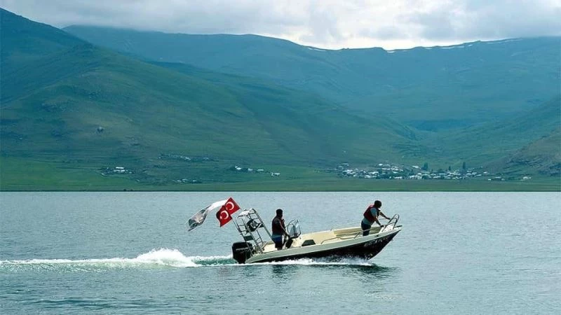 Çıldır Gölün’de tekne turları başladı
