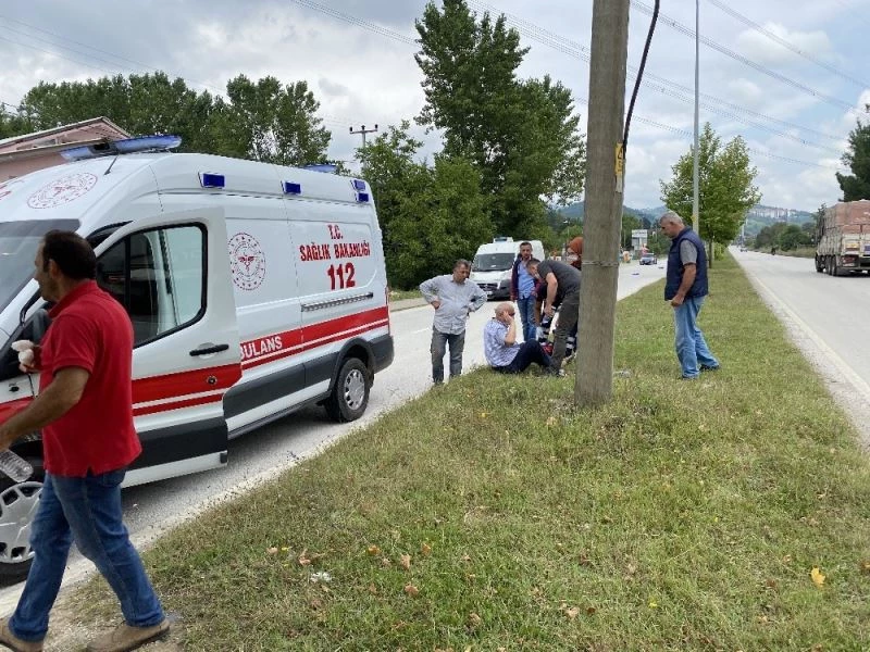 Karşıdan karşıya geçmeye çalışan dede ve toruna otomobil çarptı: 1’i ağır 3 yaralı
