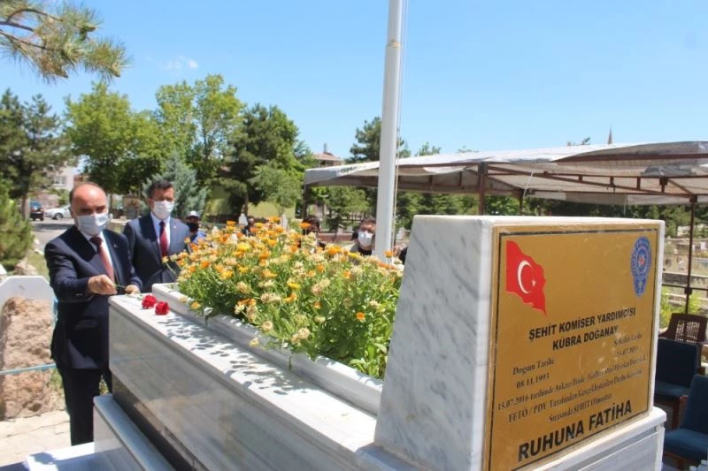 Vali Günaydın 15 Temmuz Şehitlerinin Kabirlerini Ziyaret Etti
