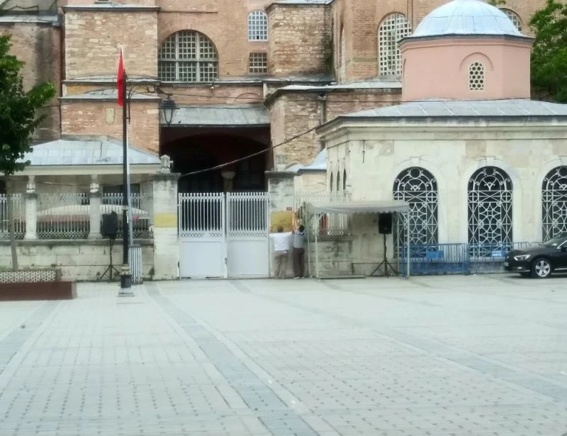(ÖZEL) Ayasofya Camii’nde o tabelalar kaldırıldı
