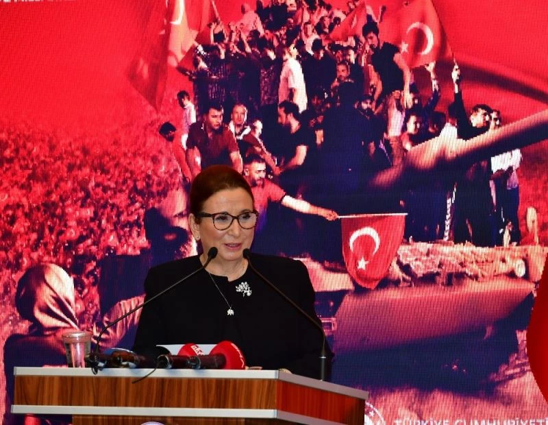 Ticaret Bakanı Pekcan: “Karanlık güçlere teslim olmadık”
