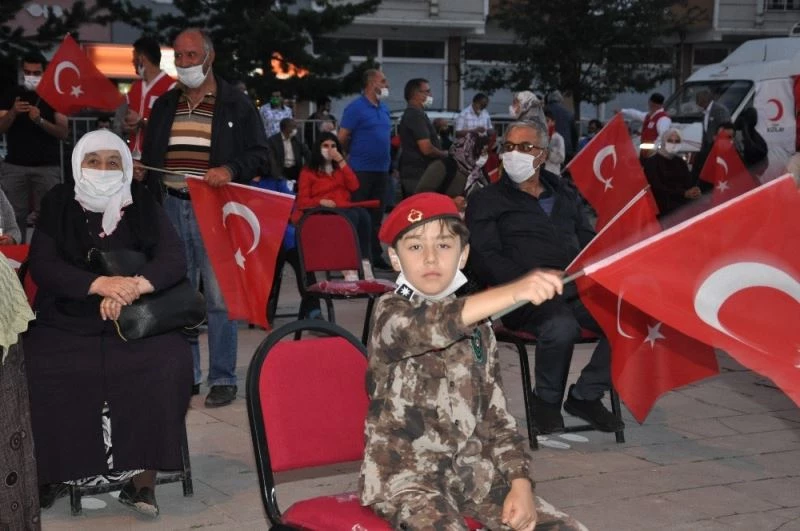 Karslılar 15 Temmuz şehitlerini andı
