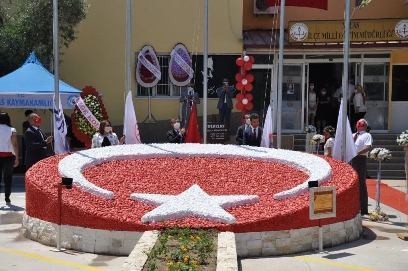 Büyük emekler sonucu tamamlanan Bayrak figürü törenle açıldı
