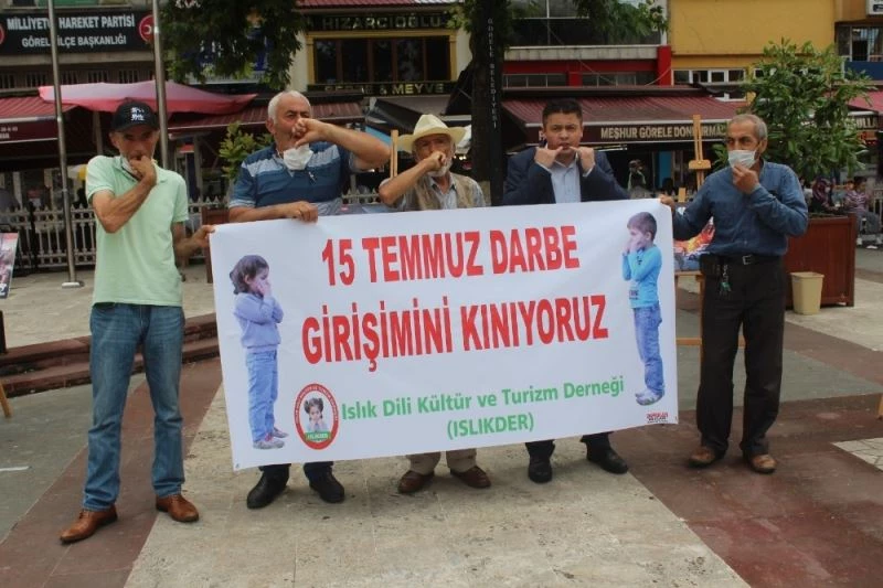 Islık diliyle 15 Temmuz darbe girişimini kınadılar
