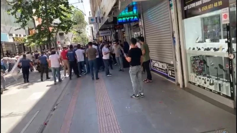 Batman’da kaçak cep telefonu operasyonu, polislerle satıcılar arasında arbede çıktı
