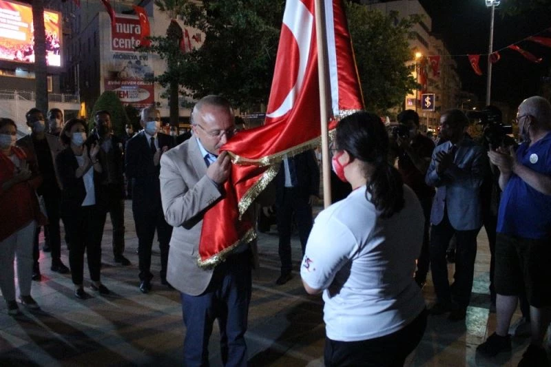 Milli sporcular, 15 Temmuz’da Denizli sancağını elden ele taşıdı
