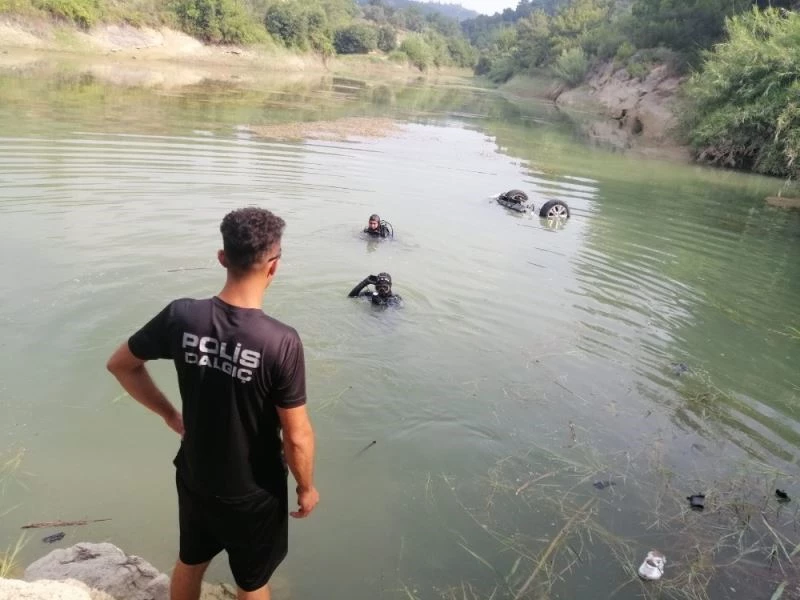 Tansiyonu düşen sürücü otomobiliyle göle uçtu
