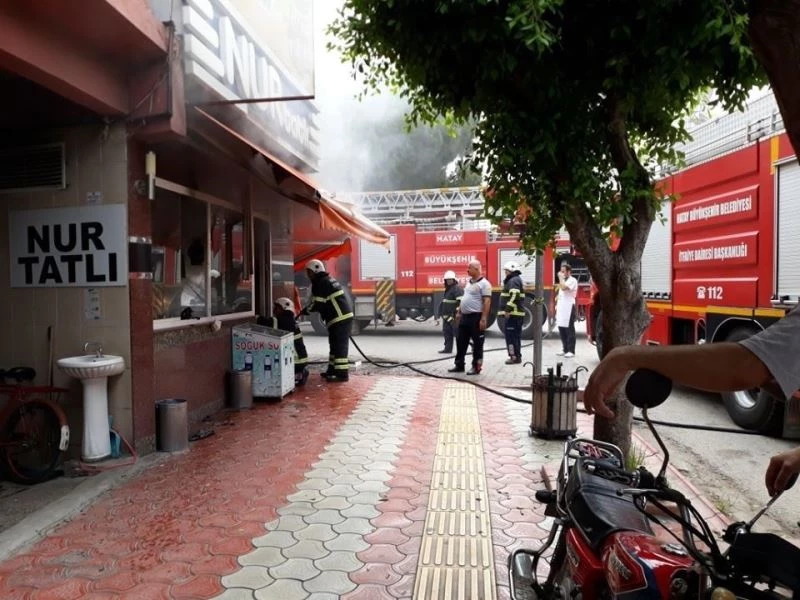 Payas’ta ünlü tatlıcıda yangın paniği
