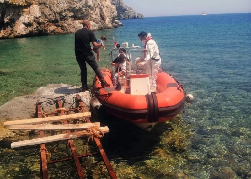 Koya bırakılan 8 düzensiz göçmen kurtarıldı, 1 göçmen hayatını kaybetti
