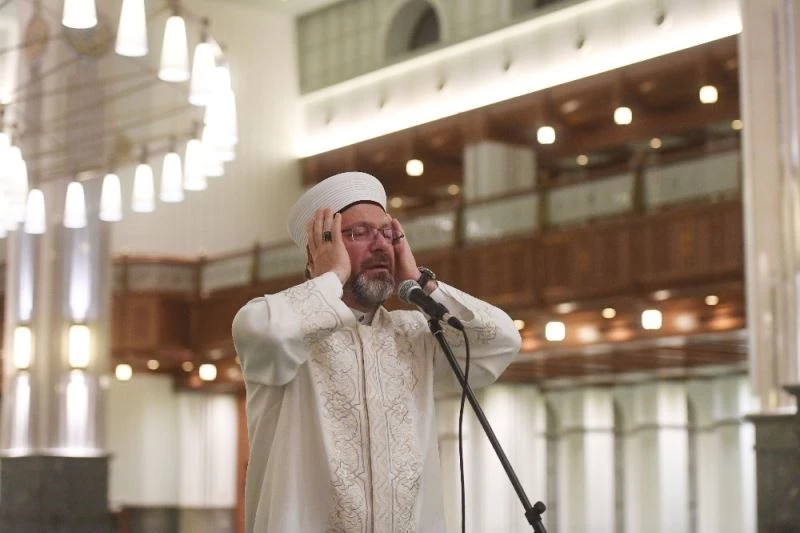 Diyanet İşleri Başkanı Erbaş, 15 Temmuz gecesi için Millet Camisinde sela okudu
