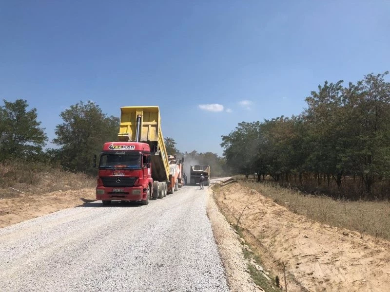 İki mahalleyi bağlayan yolda sathi kaplama çalışması tamamlandı
