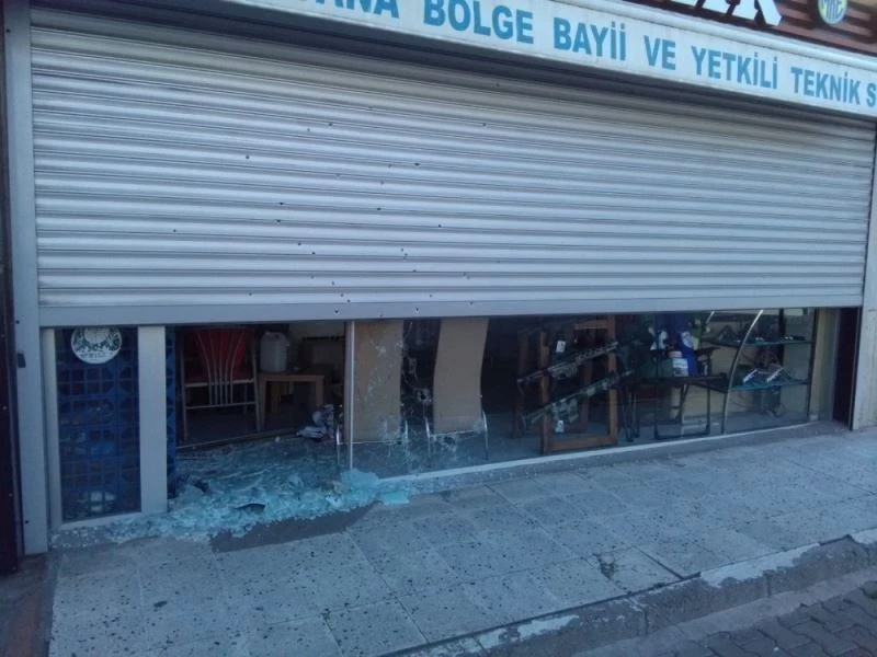 Silahçılık ve av bayi dükkanına ateş eden 2 şüpheli yakalandı
