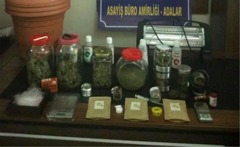 Adalar’da kargo ile uyuşturucu teslimatı yapan şahıslar yakayı ele verdi
