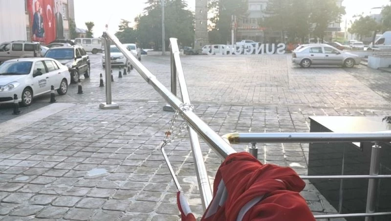 Şiddetli rüzgar çatıları uçurdu, bayrak direklerini yıktı
