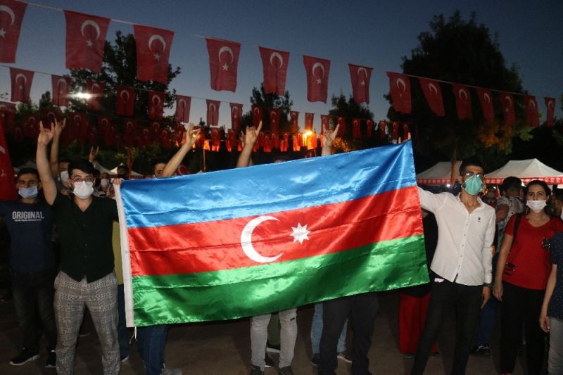 Diyarbakırlılar 15 Temmuz’da Türk bayraklarıyla meydanlara akın etti
