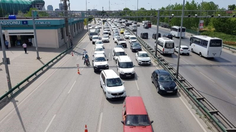 Yağ akıtan kamyon ortalığı birbirine kattı
