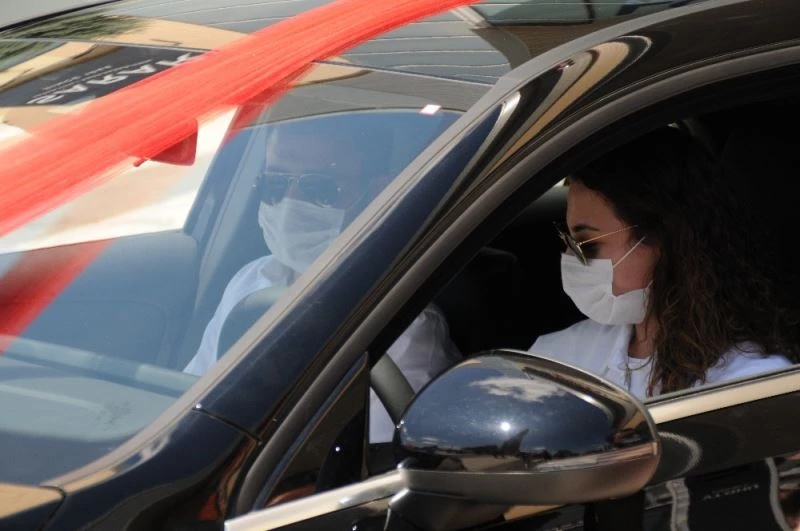 Nişan yüzüğü almaya geldiler son model otomobil kazandılar
