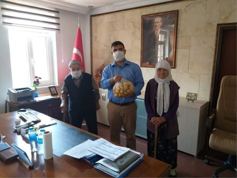 Yaşlı çiftten kaymakama patates hediyesi
