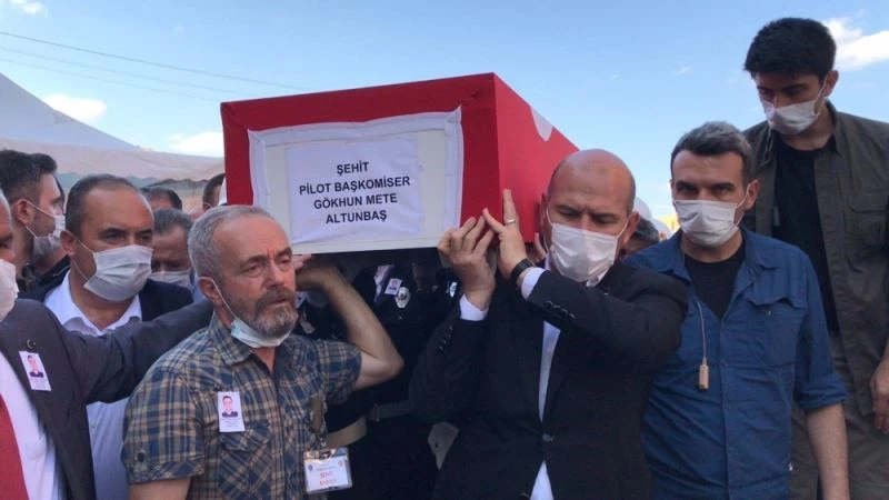 İçişleri Bakanı Soylu, şehit tabutuna omuz verdi
