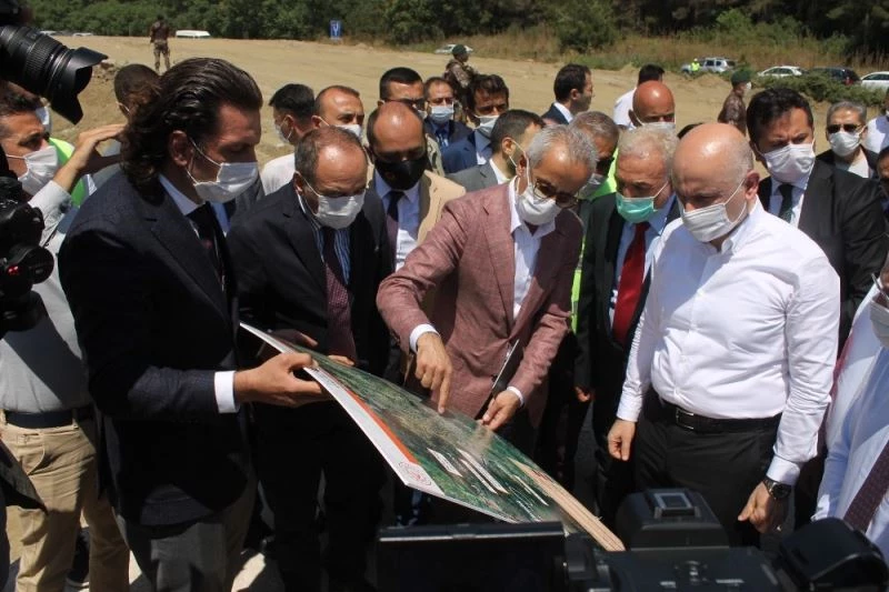 Bakan Karaismailoğlu Selçuk-Ortaklar Şantiyesini ziyaret etti
