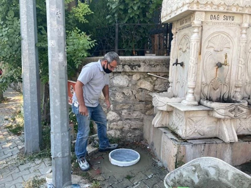 Çeşmelerin yanına sokak havanları için mermer su kapları
