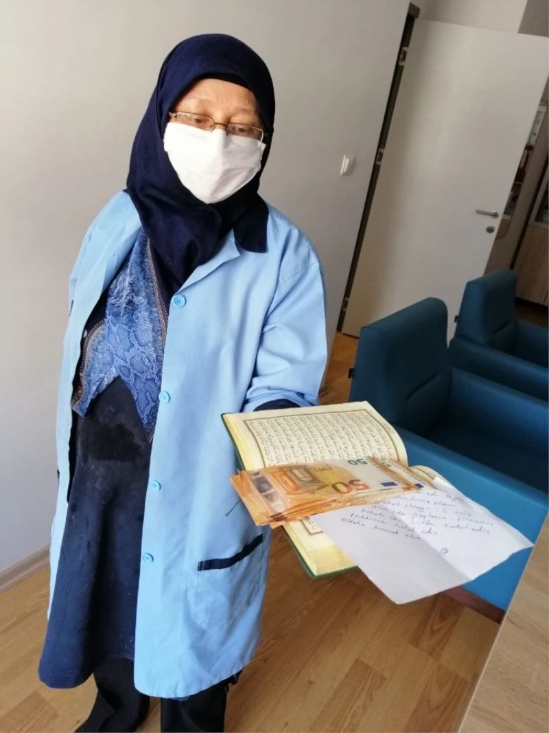 Karantina için odalarında kaldığı öğrenciler için 400 Euro bırakmış
