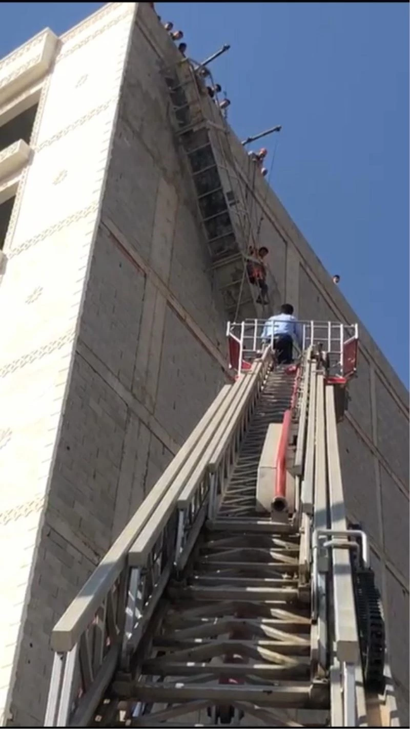 Cizre’de inşaat iskelesinde mahsur kalan işçiyi itfaiye ekipleri kurtardı
