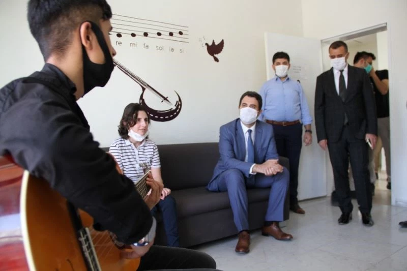 Silopi Kaymakamı Kuruca’dan görme engellilere gitar hediyesi
