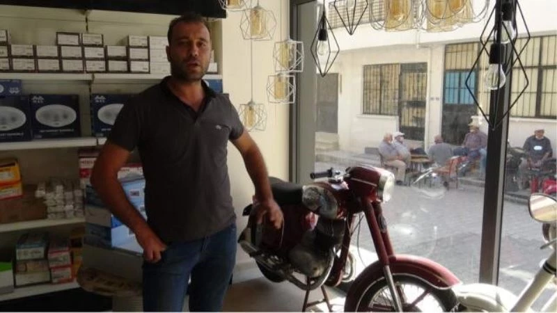 Elektrikçi dükkanında sergilenen klasik motosikletler nostalji rüzgarı estiriyor
