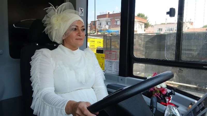 Şoför çiftin gelin arabaları, kullandıkları belediye otobüsü oldu
