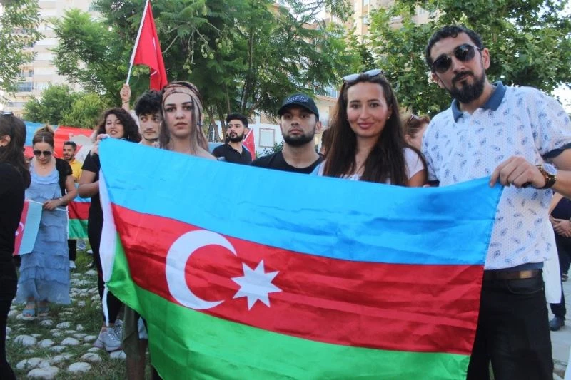 Antalya’daki Azerbaycanlılar, Ermenistan saldırılarını protesto etti
